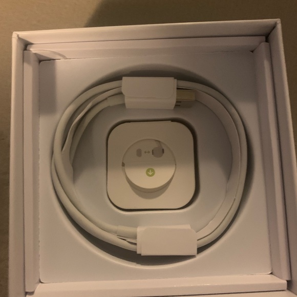 Brand new airpods - Picture 5 of 6